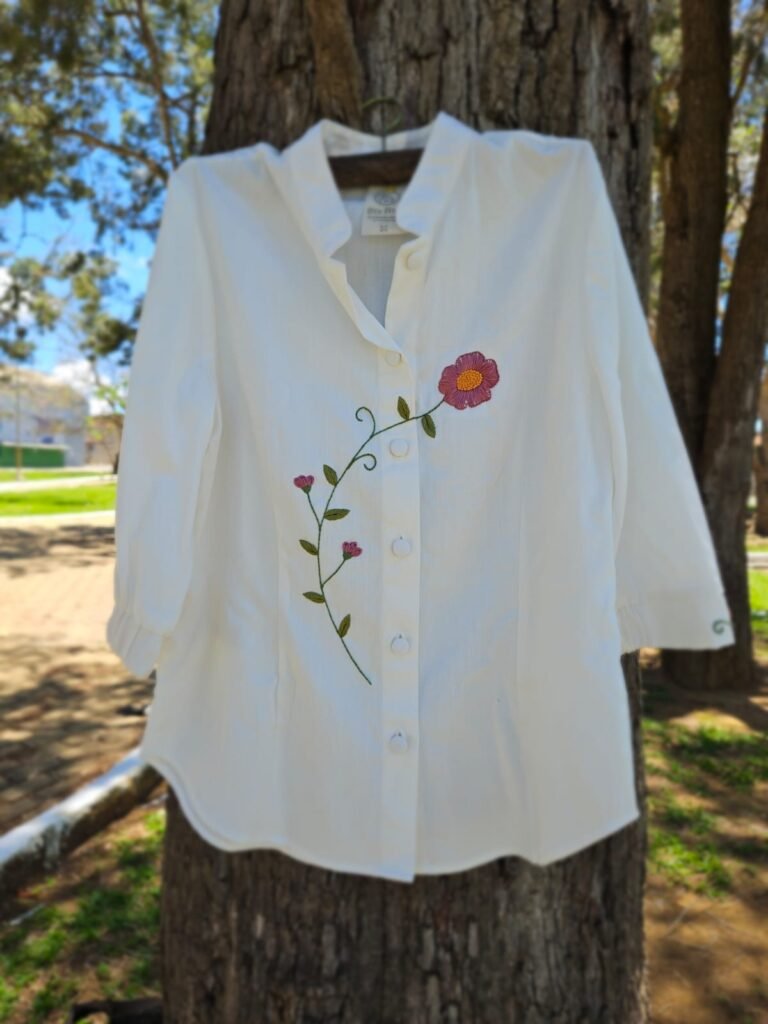 Camisa Feminina Bordada à Mão