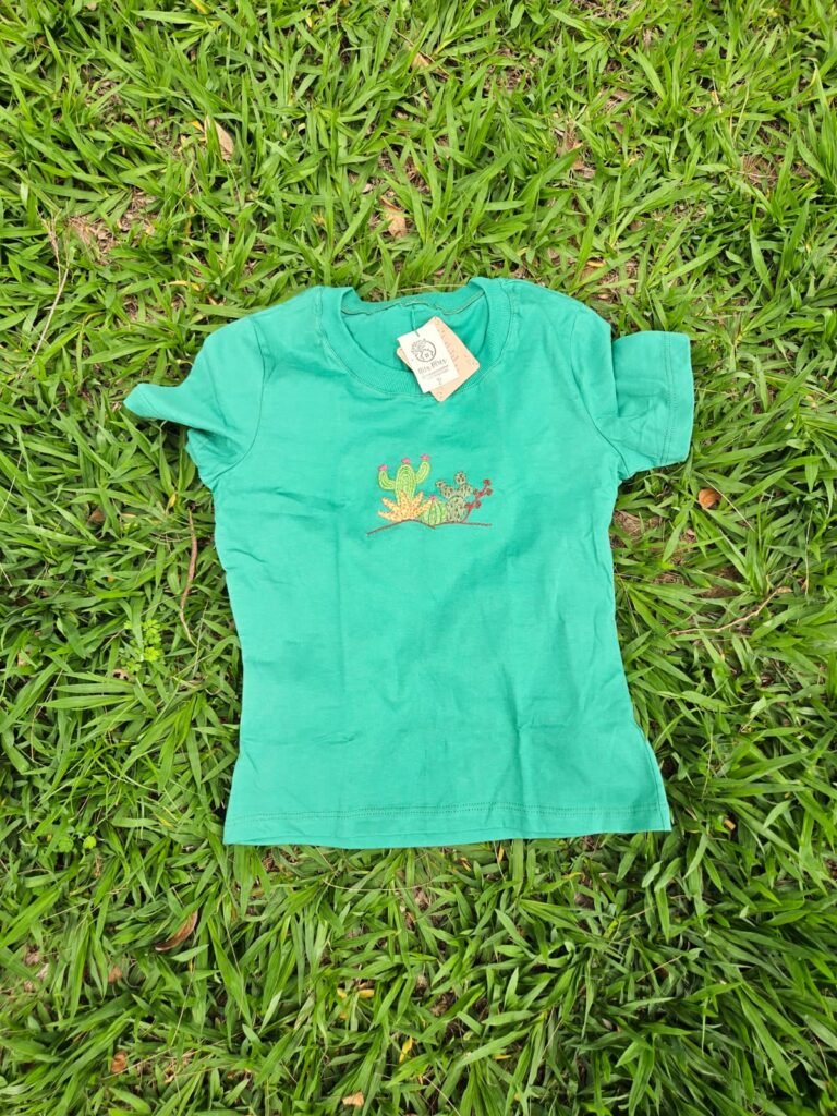 Camiseta Feminina Verde com Bordado de Cactos