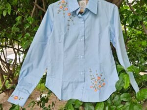 Camisa Azul Claro com Bordados Flores