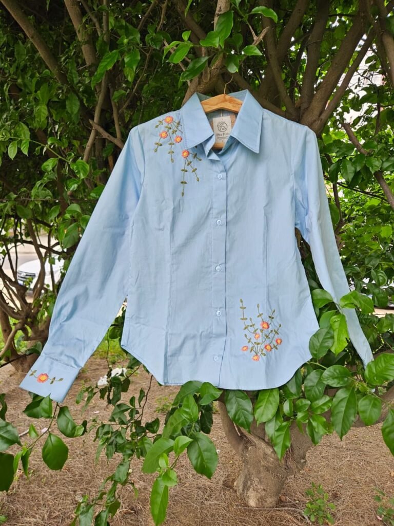 Camisa Azul Claro com Bordados Flores
