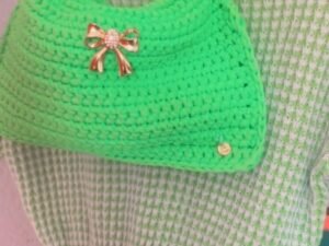 Bolsa Verde com Laço em Crochê