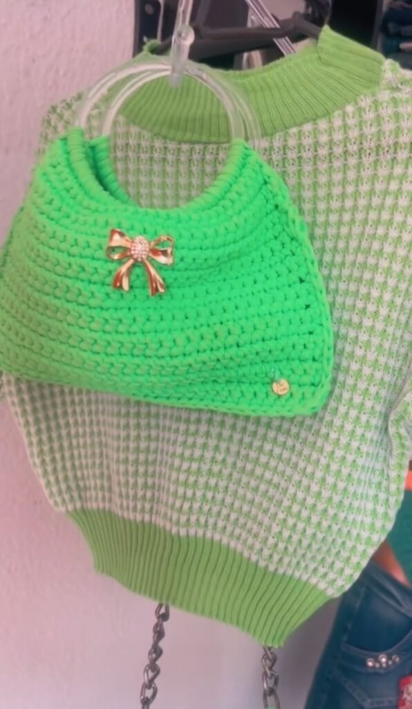 Bolsa Verde com Laço em Crochê