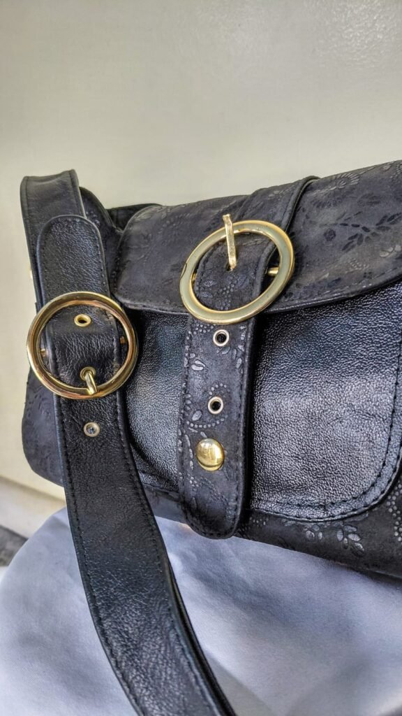 Bolsa em Couro Legítimo com Relevo em Flores