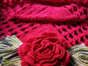 Caminho de Mesa em Crochê com Flor Decorativa