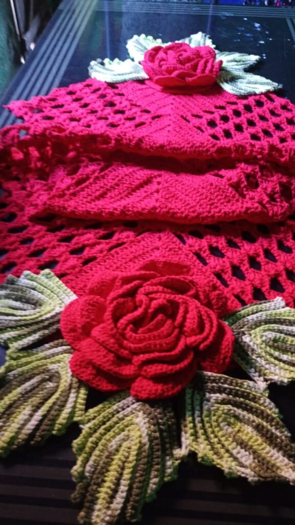 Caminho de Mesa em Crochê com Flor Decorativa