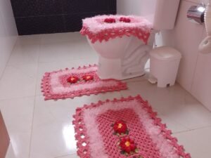 Jogo de Banheiro em Crochê Rosa com Flores – 3 Peças