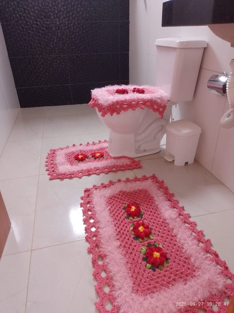 Jogo de Banheiro em Crochê Rosa com Flores – 3 Peças