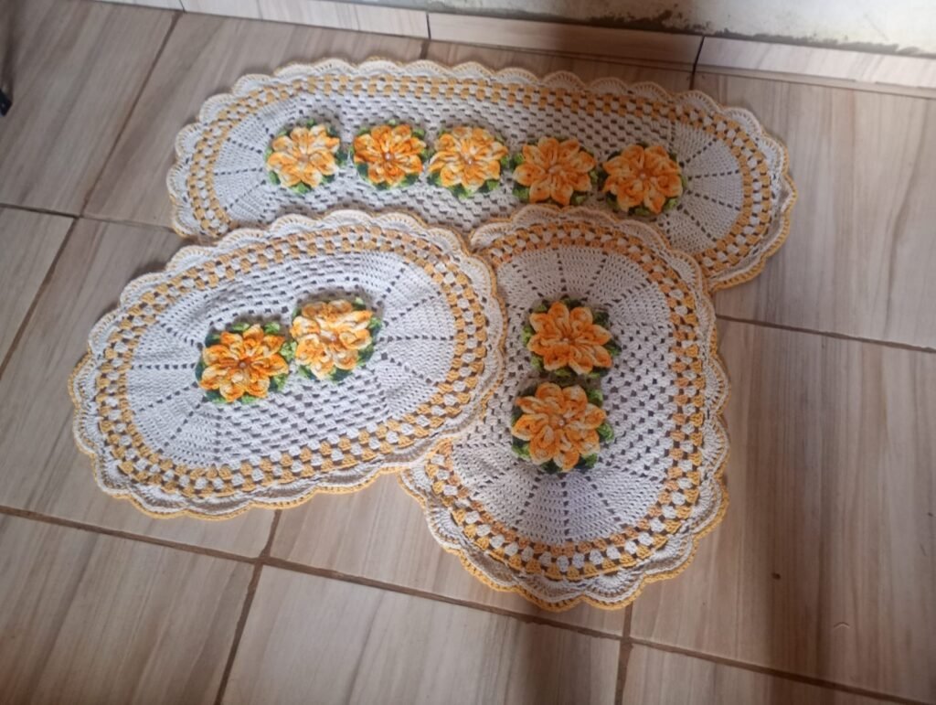 Jogo de Mesa em Crochê com Flores – 3 Peças
