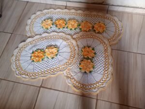Jogo de Mesa em Crochê com Flores – 3 Peças
