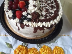 Bolo Confeitado Zero Lactose com Frutas e Chocolate – Artesanal