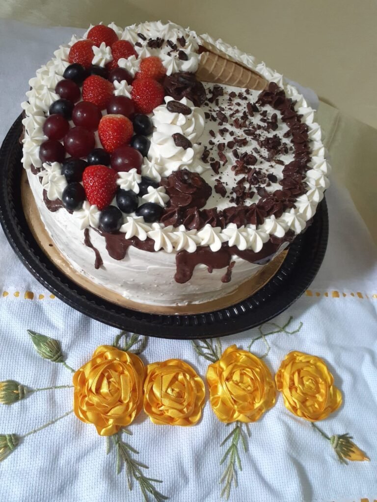 Bolo Confeitado Zero Lactose com Frutas e Chocolate – Artesanal