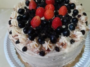 Bolo de Frutas Zero Lactose – Decorado com Morango e Uvas