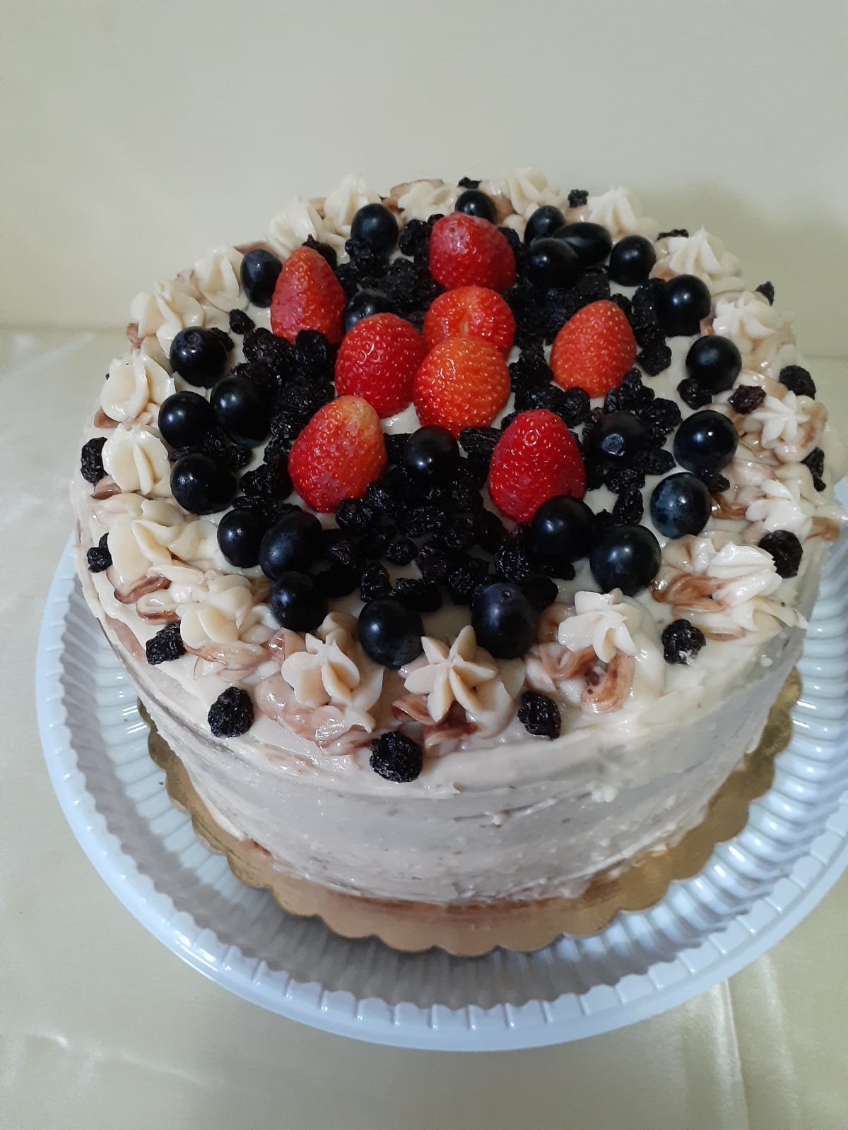 Bolo de Frutas Zero Lactose – Decorado com Morango e Uvas