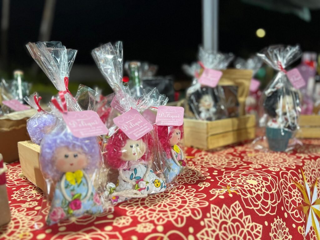 Kit Bonequinha em Fuxico na Xícara + Chaveiro Aromatizado Artesanal