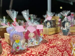 Kit Bonequinha em Fuxico na Xícara + Chaveiro Aromatizado Artesanal