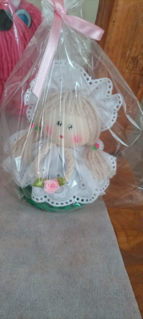 Bonequinha Porta Recado em Fuxico Artesanal – Decoração e Lembrancinha