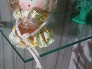 Bonequinha em Fuxico com Mel Artesanal – Lembrancinha Criativa