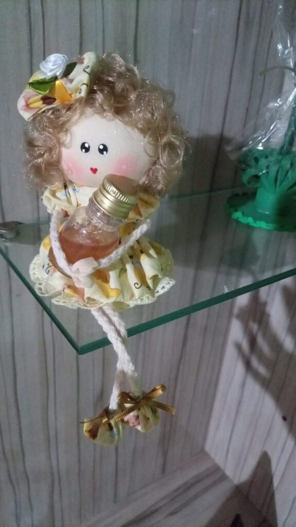 Bonequinha em Fuxico com Mel Artesanal – Lembrancinha Criativa