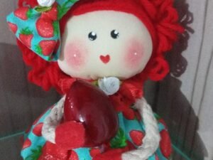 Bonequinha Moranguinho em Fuxico com Brilho Labial – Presente Criativo
