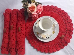Sousplat “Encanto Rubi” – Edição Luxo em Crochê
