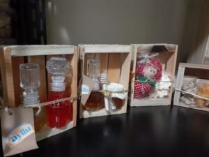 Kit Artesanal com Licor, Mel e Bonequinha em Caixa de Madeira