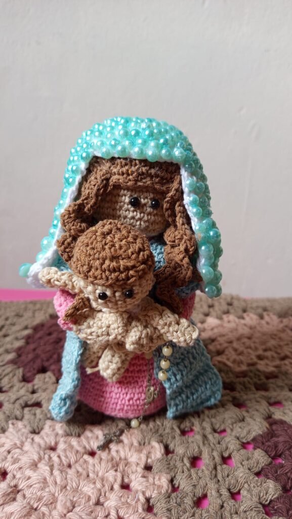 Nossa Senhora com Menino Jesus em Crochê