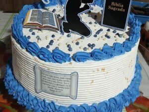 🤍 BOLO – MÉDIO (40 PESSOAS)