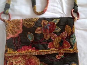 Bolsa Artesanal Bordada com Miçangas