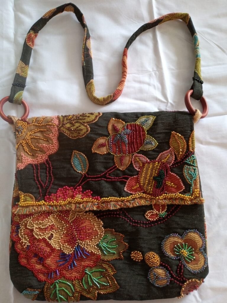 Bolsa Artesanal Bordada com Miçangas