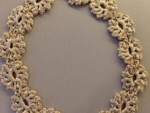 Colar Artesanal em Crochê com Flores