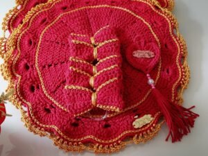 Conjunto Sousplat com Porta Guardanapo e Detalhes em Dourado