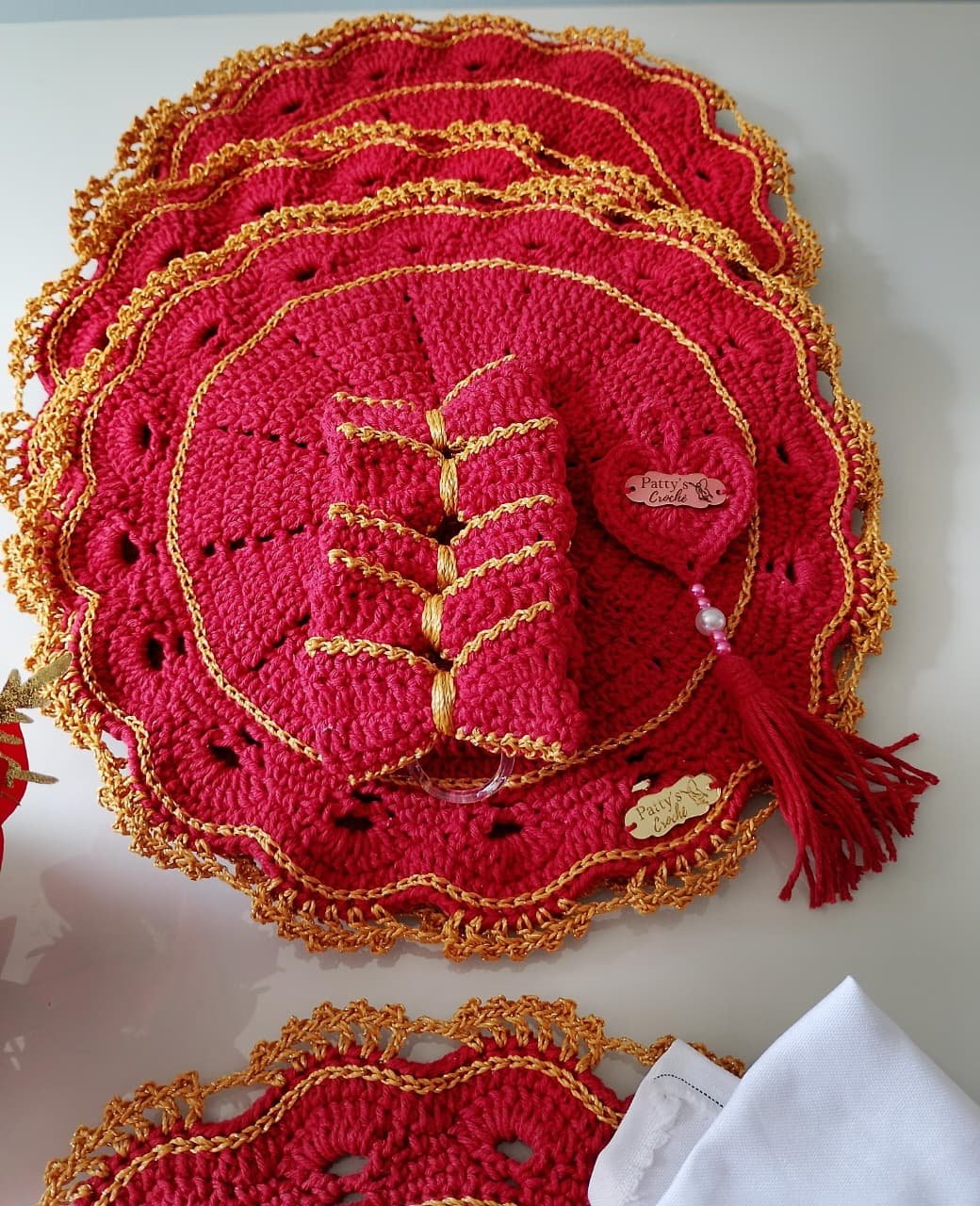 Conjunto Sousplat com Porta Guardanapo e Detalhes em Dourado