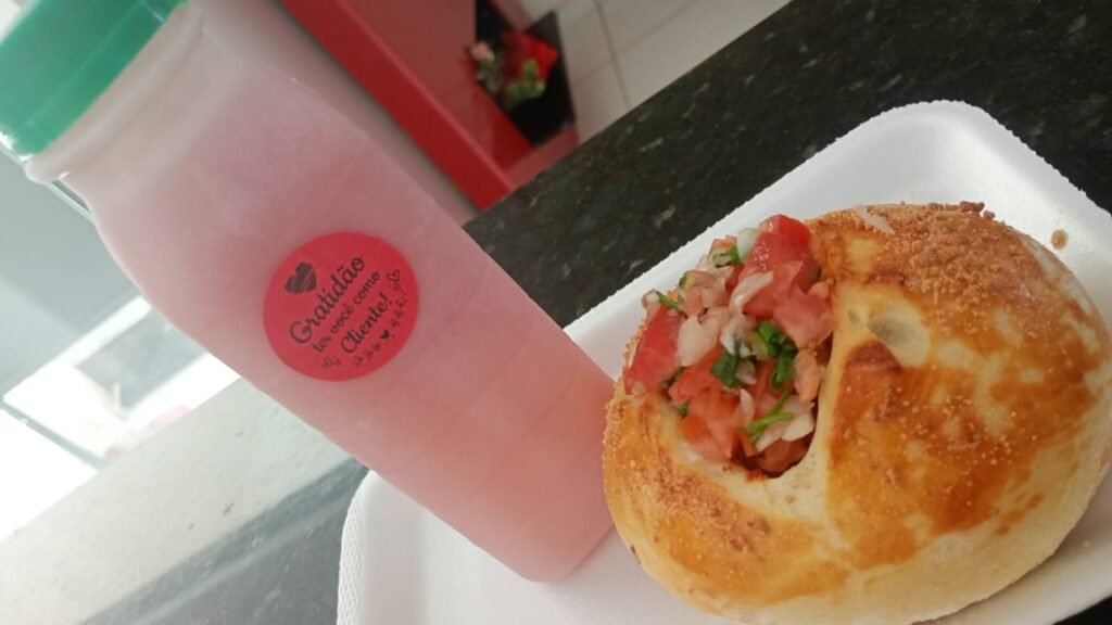 Enroladinho de calabresa com vinagrete