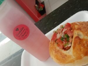 Enroladinho de calabresa com vinagrete