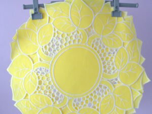 Sousplat Amarelo com Detalhes Florais