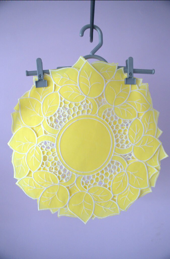 Sousplat Amarelo com Detalhes Florais