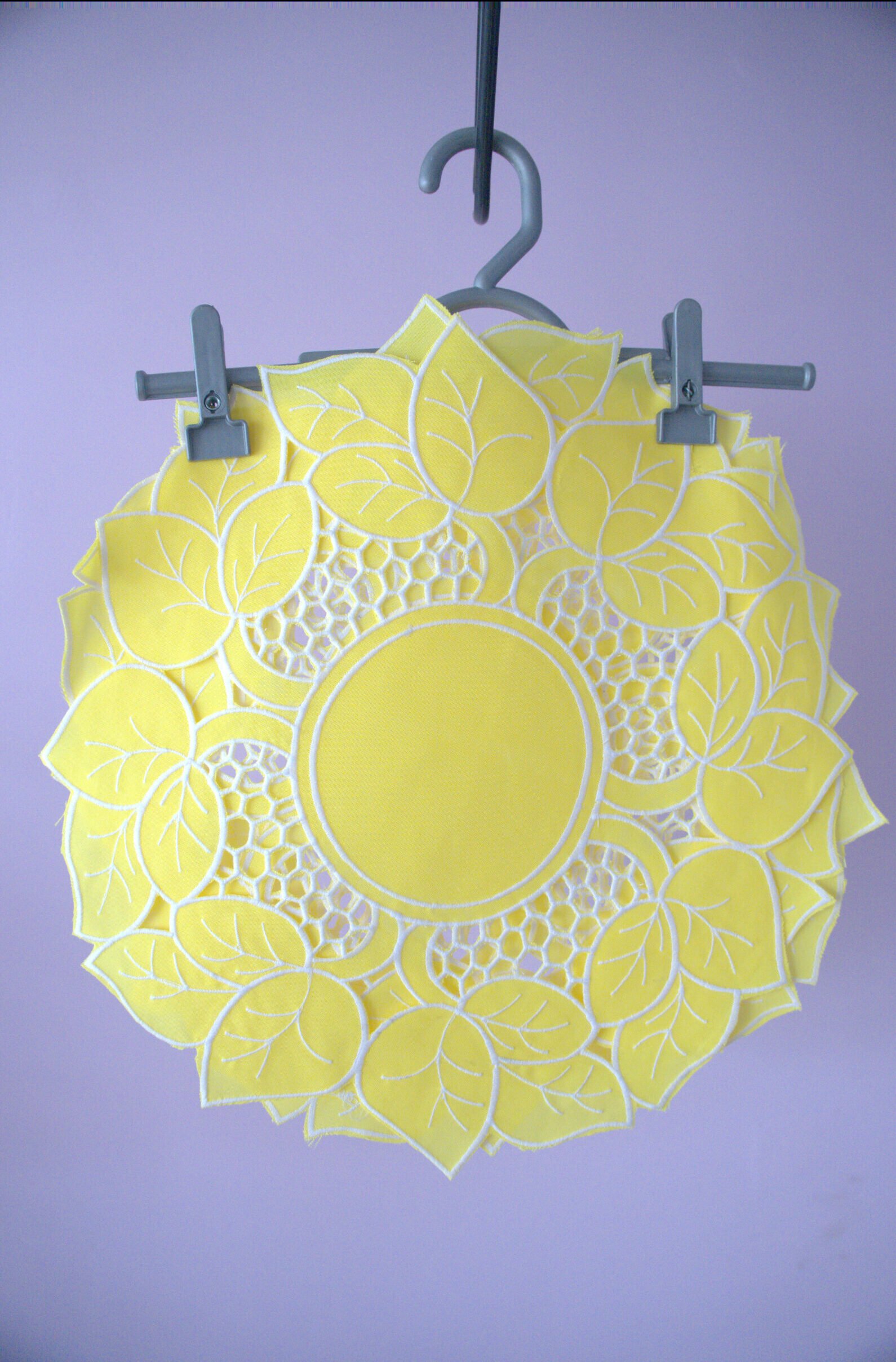 Sousplat Amarelo com Detalhes Florais