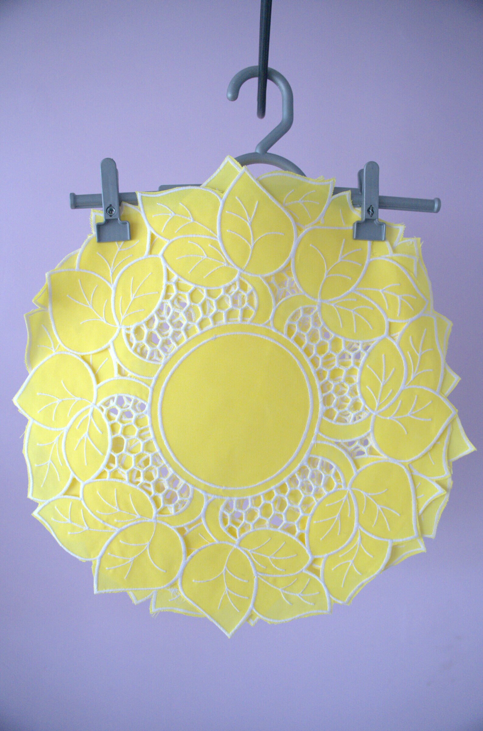 Sousplat Amarelo com Detalhes Florais - Imagem 2