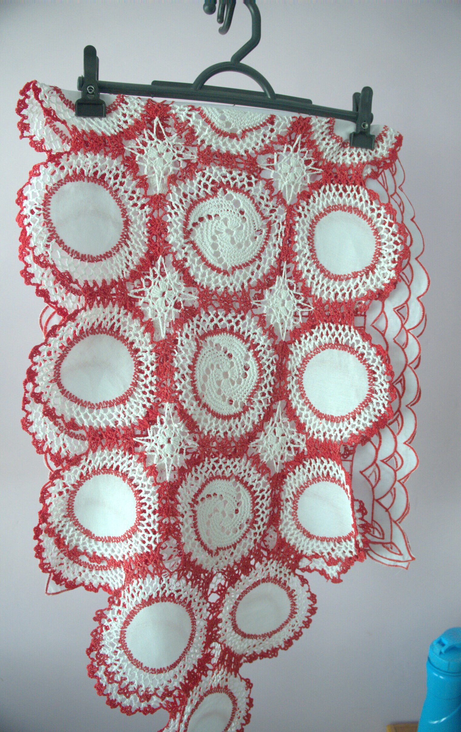 Toalhinha em Crochê Vermelha e Branca