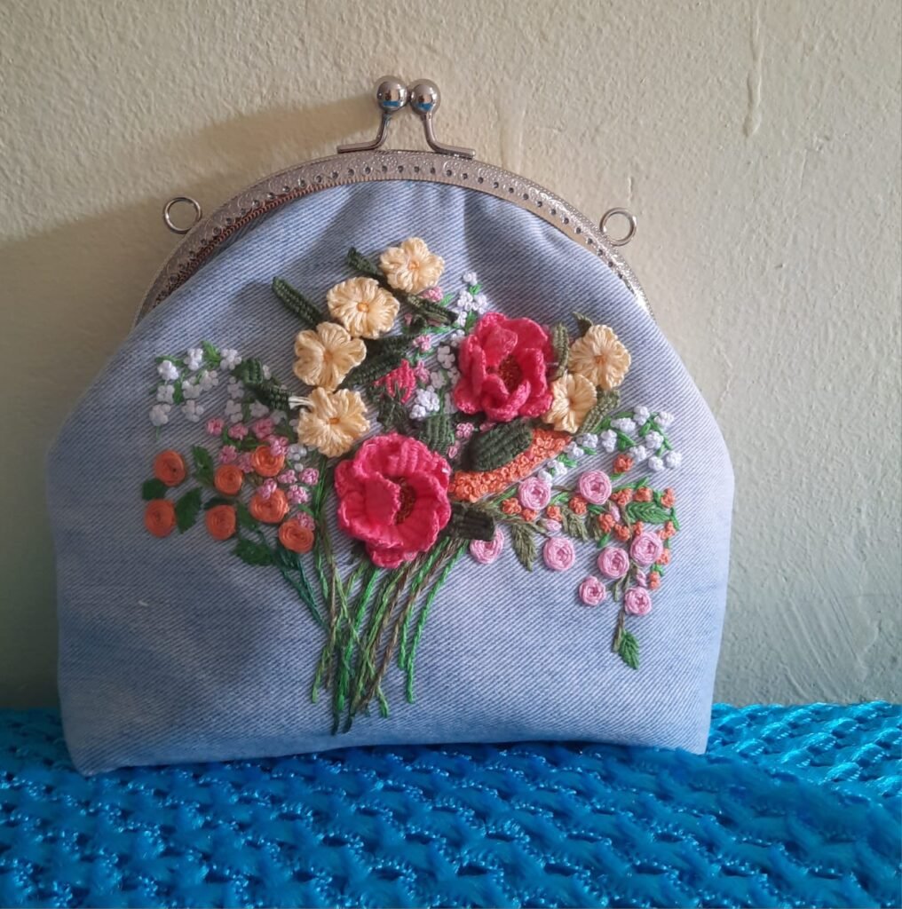 Bolsa Vintage Fecho da Vovó em Jeans – Bordado à Mão em Relevo