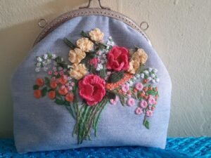 Bolsa Vintage Fecho da Vovó em Jeans – Bordado à Mão em Relevo