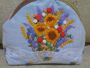 Bolsa Clássica Fecho da Vovó – Jeans Bordado com Renda