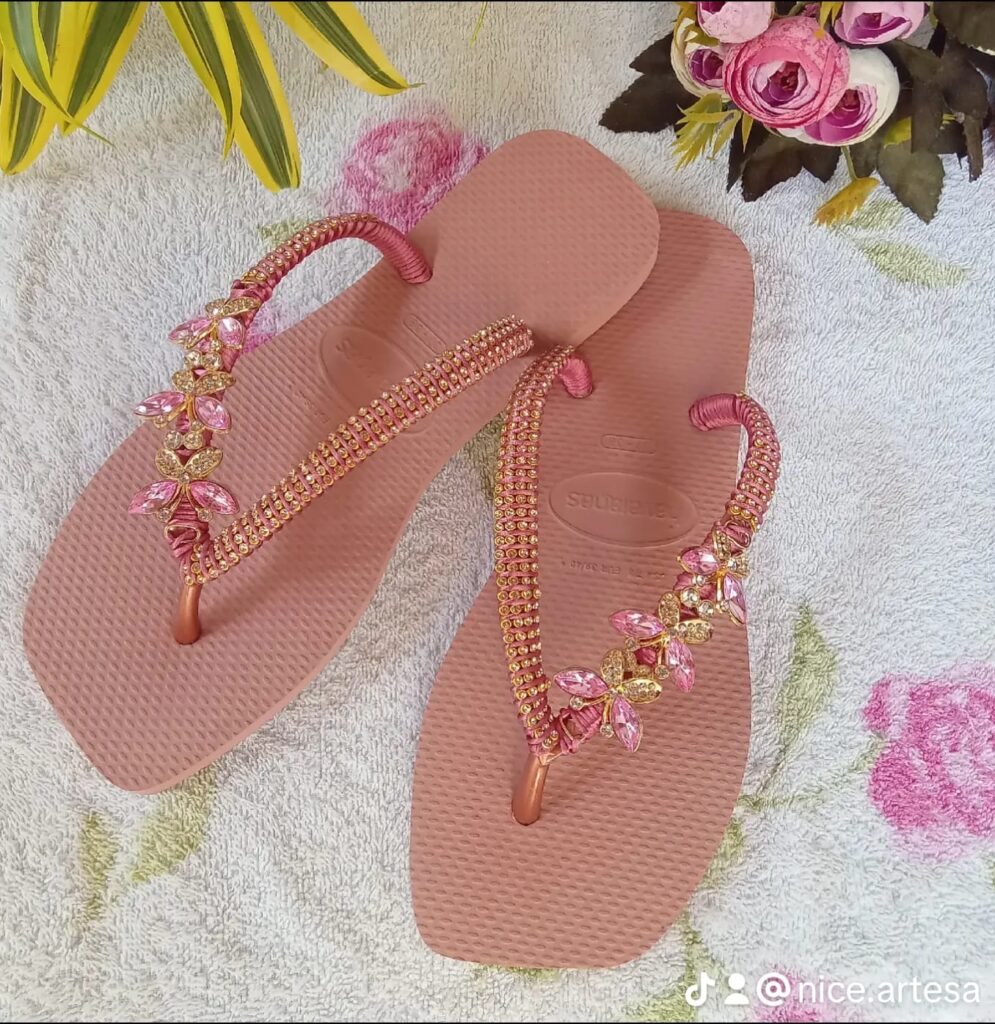Havaianas Slim Ponta Quadrada com Pedrarias