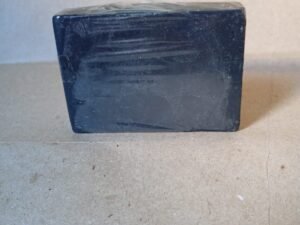 Sabonete artesanal glicerinado de carvão ativado.