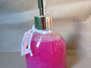 Sabonete líquido corporal. 200ml. Disponível nas fragrâncias de melancia, frutas vermelhas, e mata fresca.