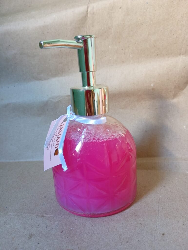 Sabonete líquido corporal. 200ml. Disponível nas fragrâncias de melancia, frutas vermelhas, e mata fresca.