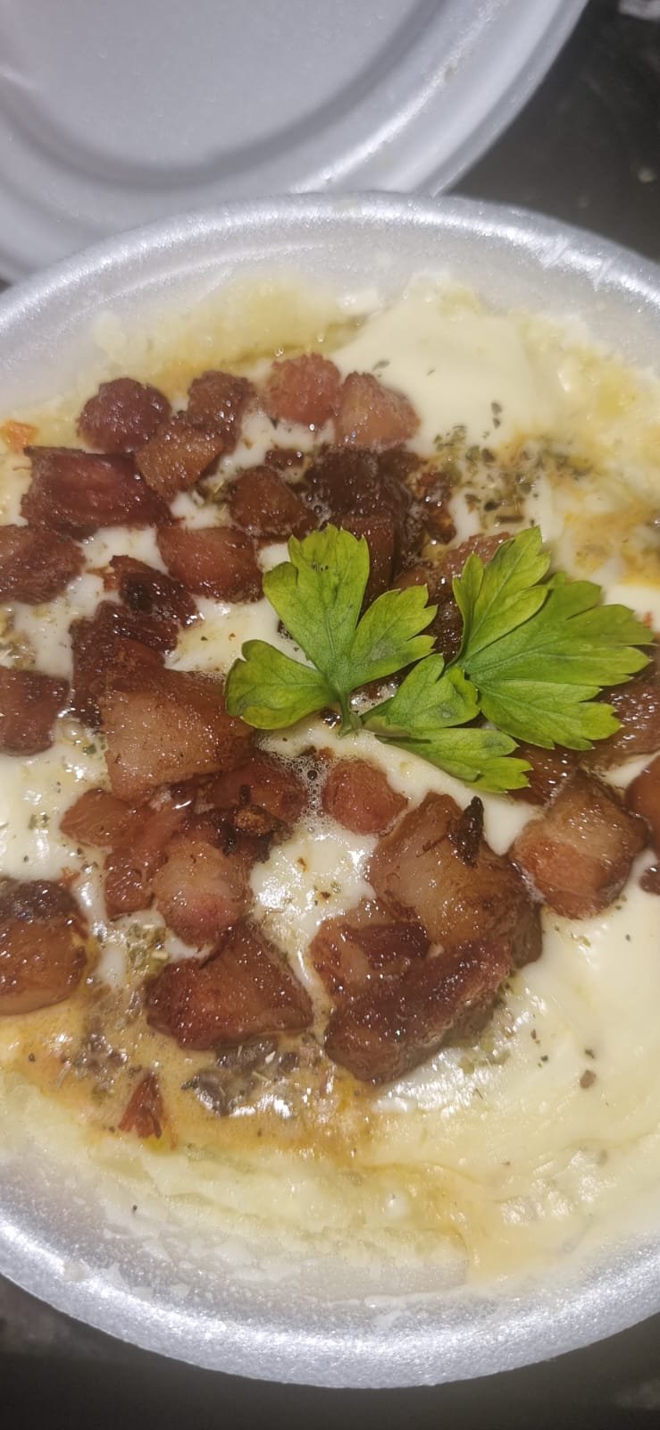 Batata Recheada com Frango, Queijo, Bacon e Requeijão Cremoso