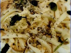 Macarrão com Frango Cremoso, Queijos e Orégano