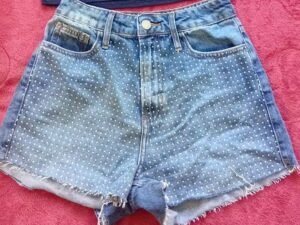 Short Jeans com Pedrarias Feminino (Tam 38)