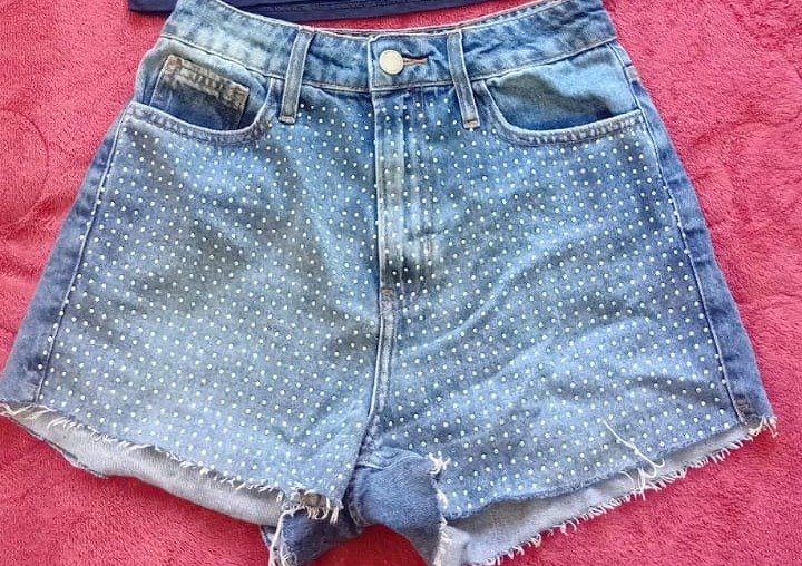 Short Jeans com Pedrarias Feminino (Tam 38)
